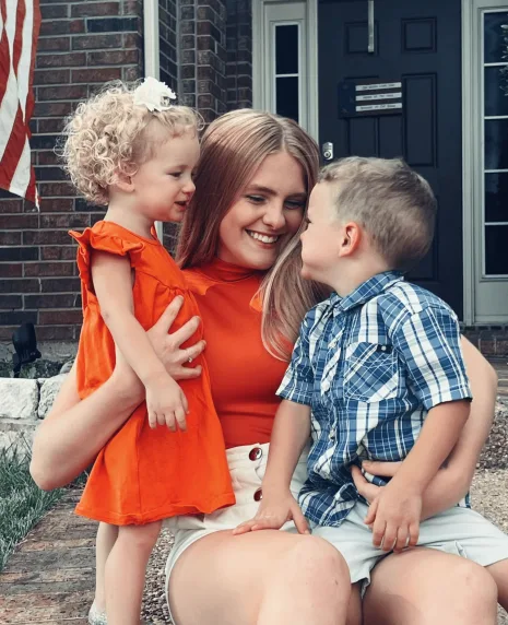 Programa Au Pair Travelmate: jovem interagindo com crianças estrangeiras em casa – intercâmbio de acompanhamento familiar com hospedagem e convivência