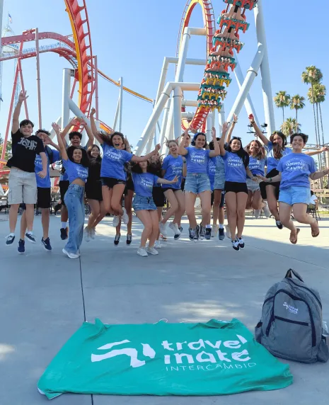 Teen Program Travelmate: adolescentes reunidos com mochilas em cidade estrangeira – intercâmbio para jovens com atividades culturais