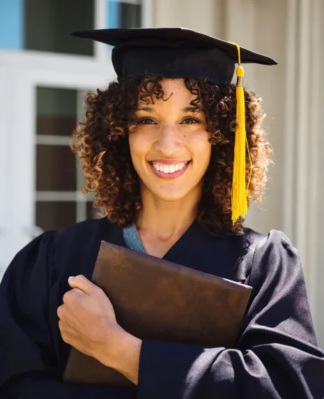Programas universitários Travelmate: estudantes caminhando entre edifícios de universidade no exterior – intercâmbio acadêmico e graduação internacional