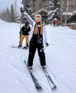 Work & Travel Travelmate: estudante no inverno praticando esqui no exterior – intercâmbio com experiência cultural e trabalho