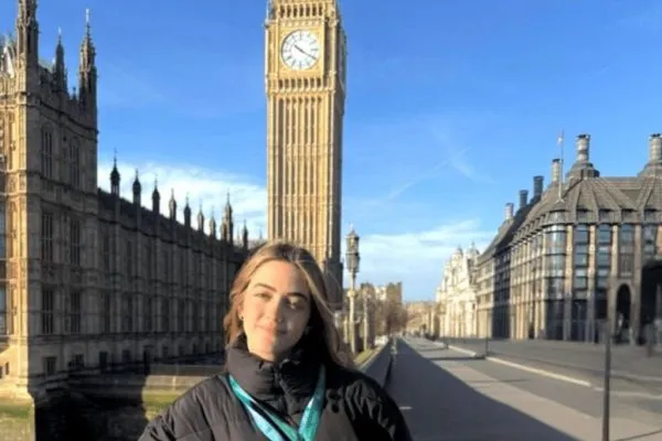 Durante o intercâmbio de férias teen, Ana Clara conheceu de perto um dos maiores símbolos de Londres: o Big Ben.