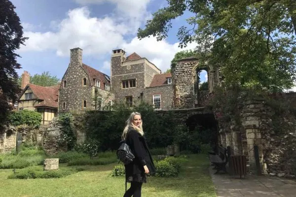 A Canterbury Cathedral Garden - Intercâmbio no Reino Unido